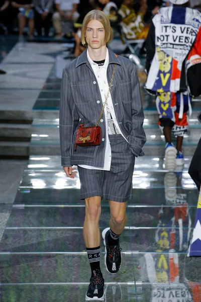 Look 10
